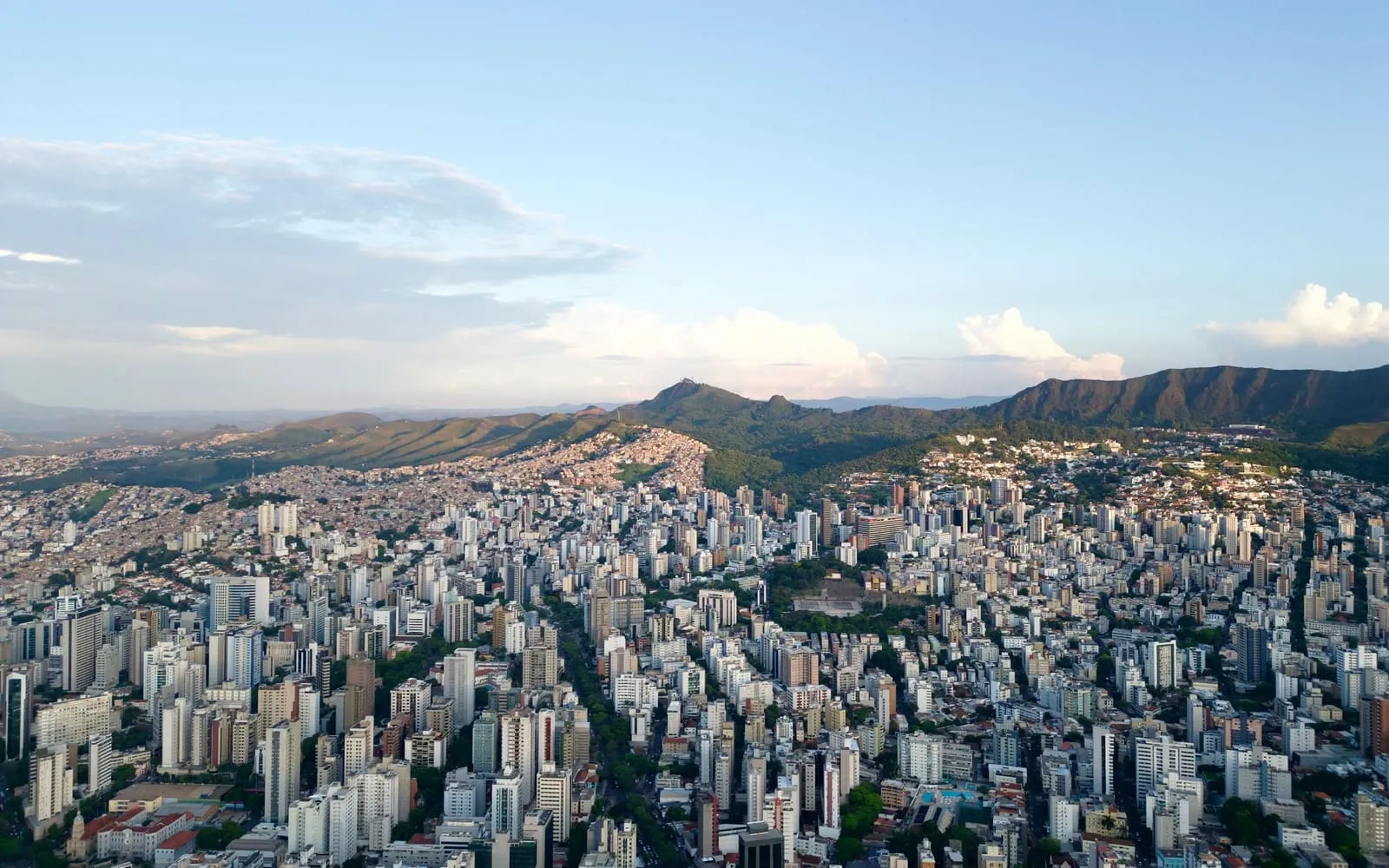 Vista aérea de Belo Horizonte (MG) ao entardecer