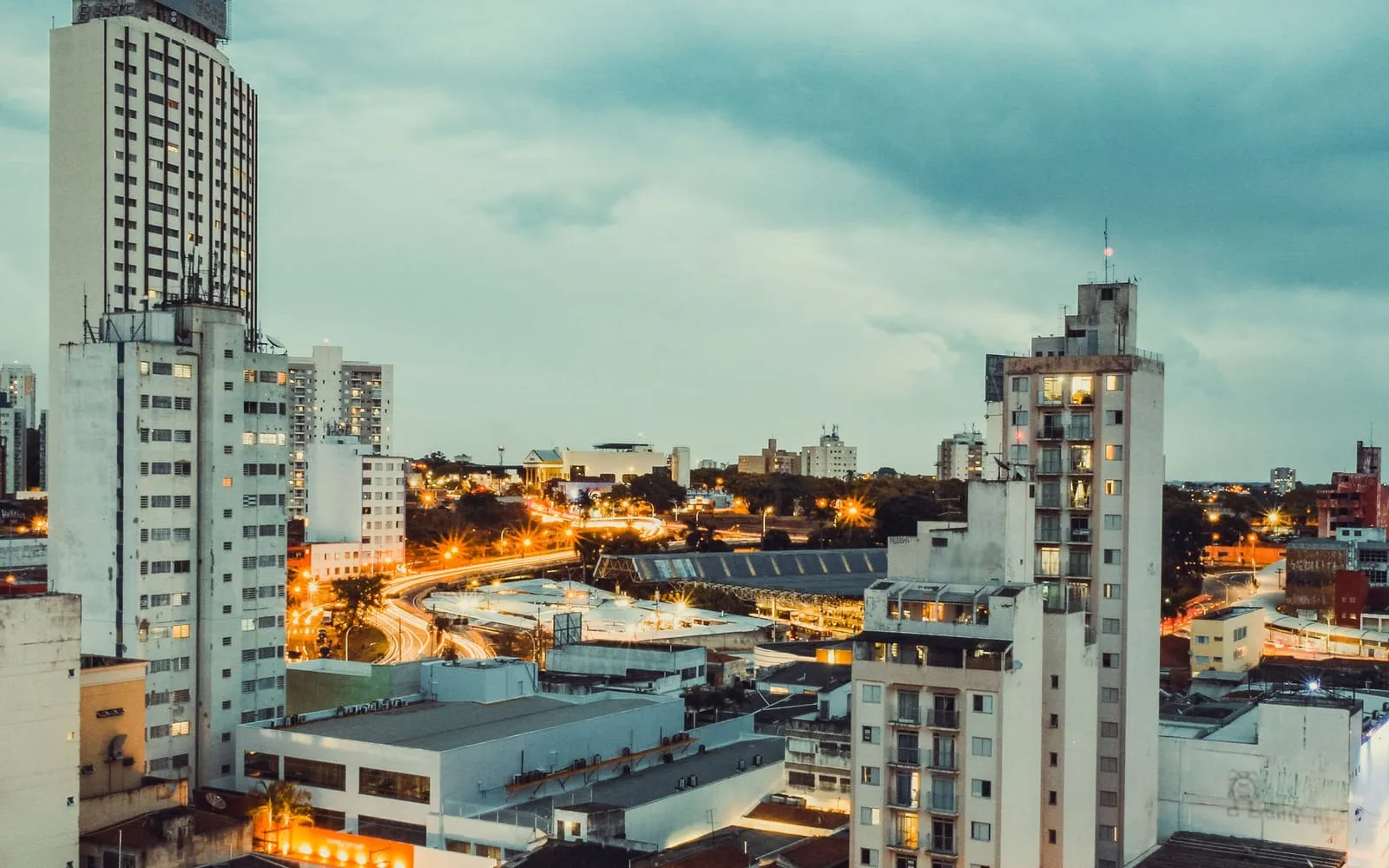 Edifícios de Campinas (SP) ao entardecer