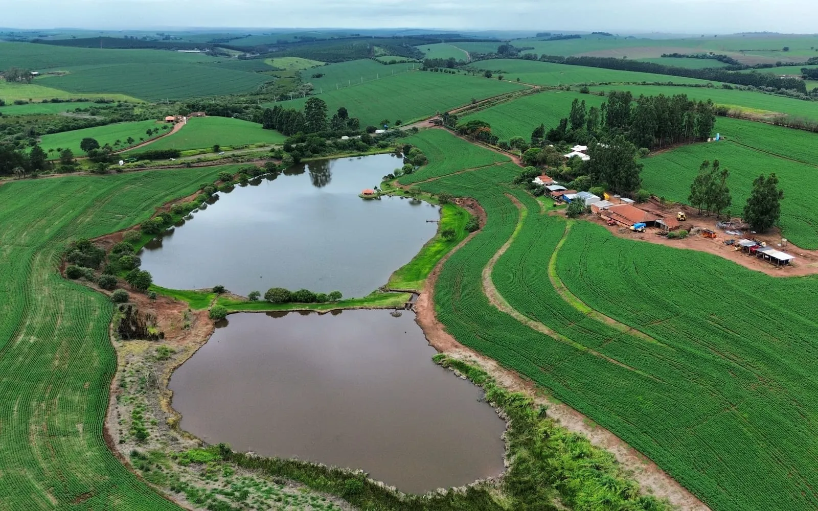 Vista aérea de propriedade rural com lagoas e lavouras