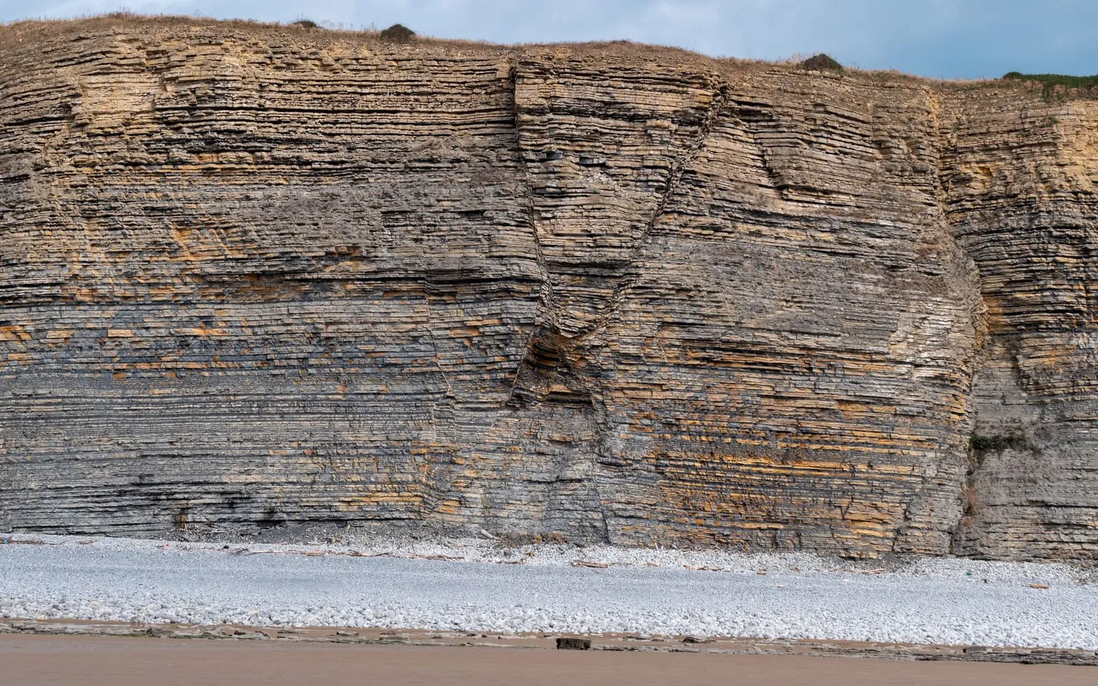 Camadas de rocha sedimentar expostas em um paredão, mostrando a estratificação do subsolo