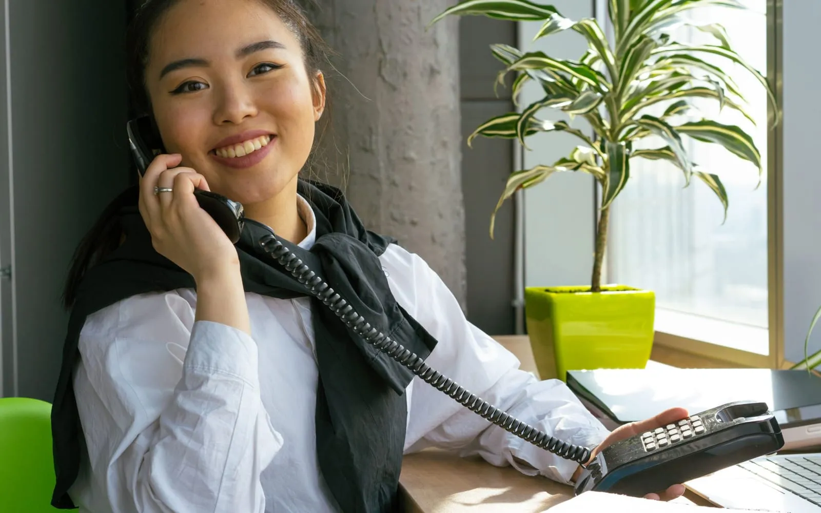 Atendente falando ao telefone em escritório