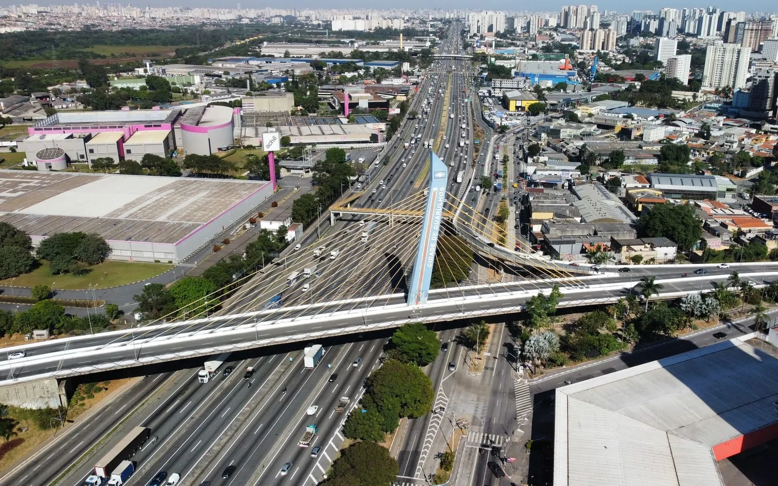 Vista aérea da Rodovia Presidente Dutra em Guarulhos (SP)