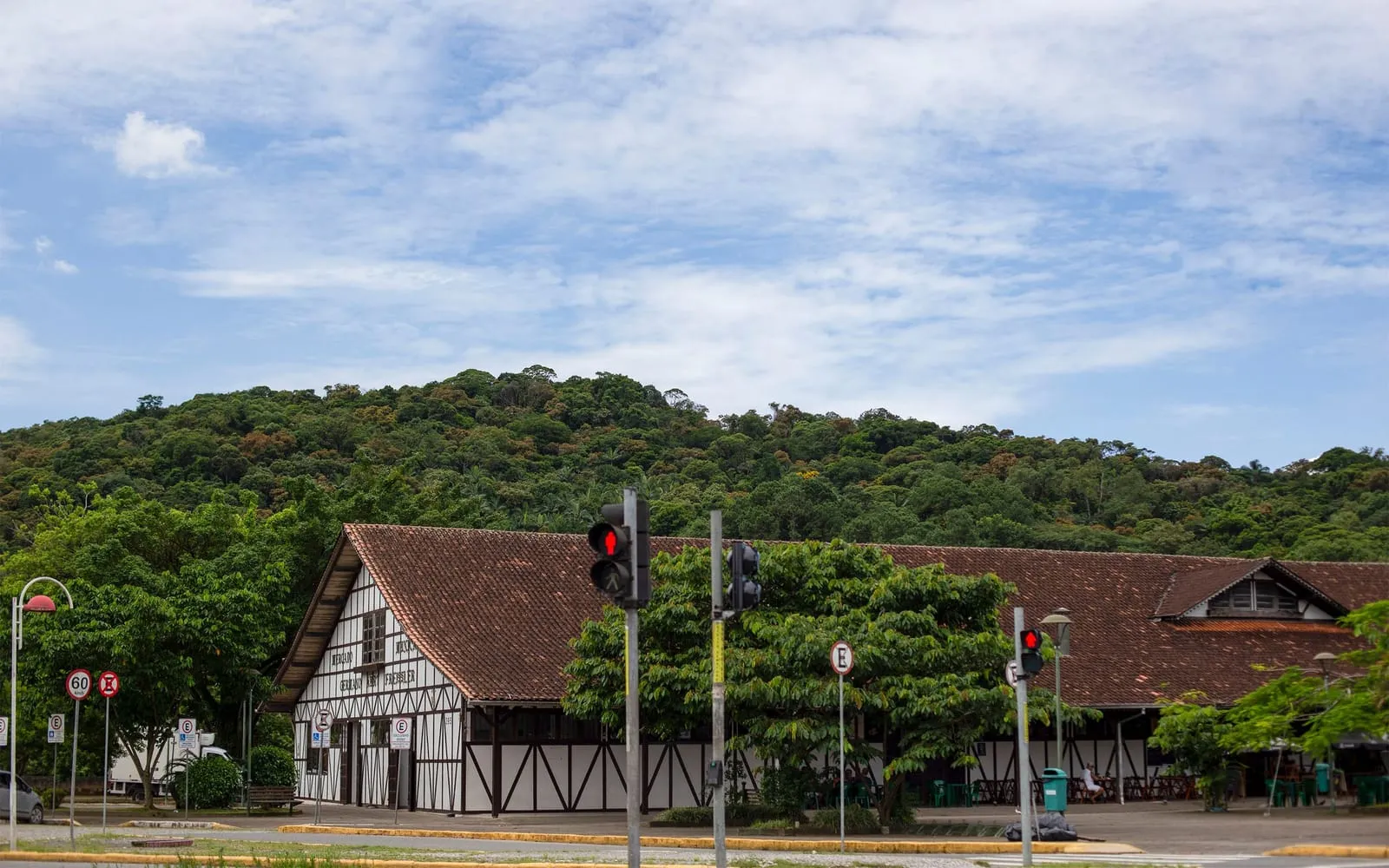 Construção em estilo enxaimel cercada de vegetação em Joinville (SC)