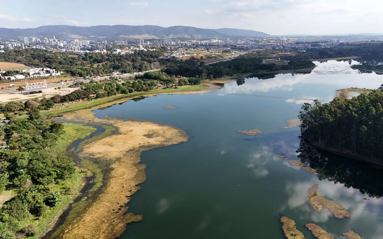 Vista aérea de represa e da cidade de Jundiaí (SP)