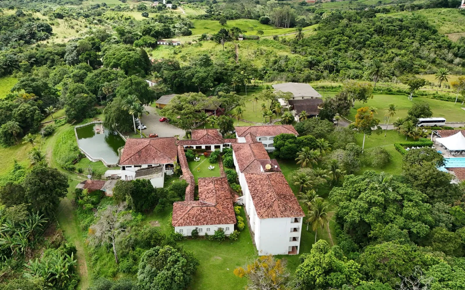 Vista aérea de propriedade rural com casa e vegetação