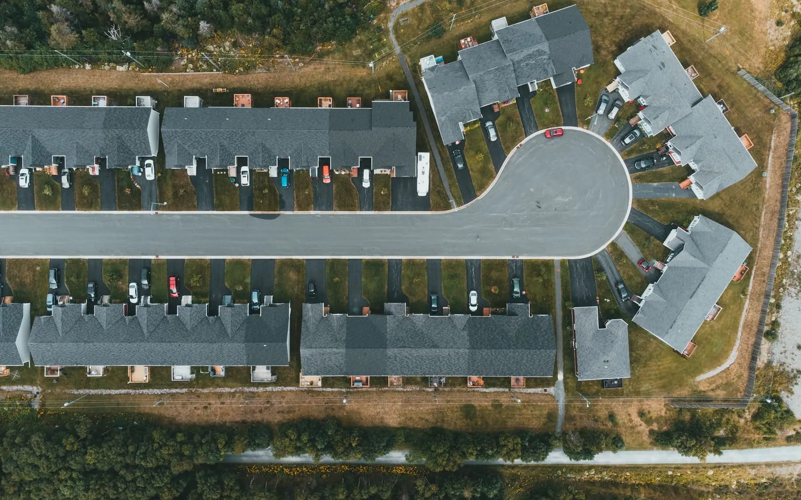 Vista aérea de bairro residencial com casas geminadas