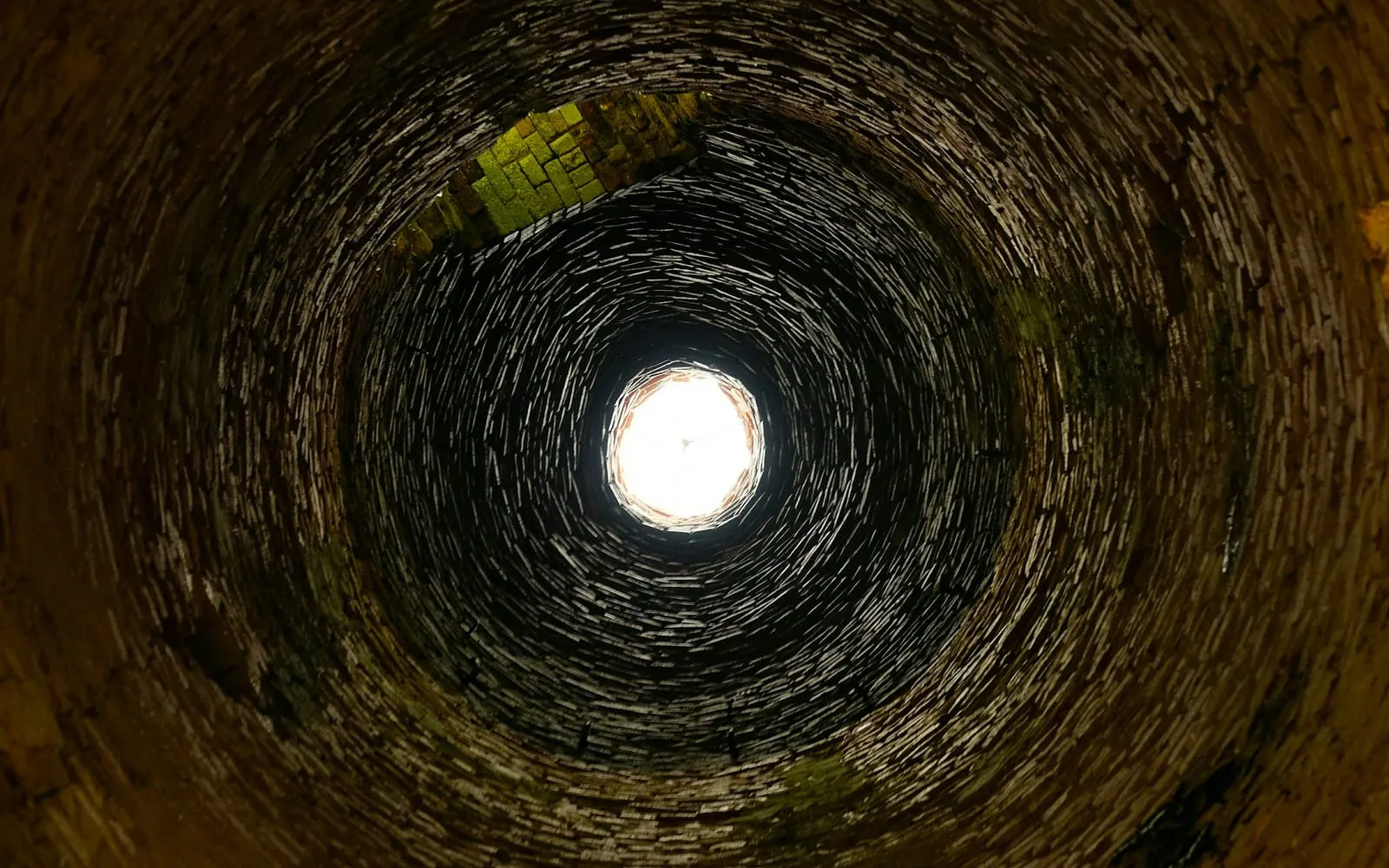 Vista do fundo de um poço profundo olhando para a abertura