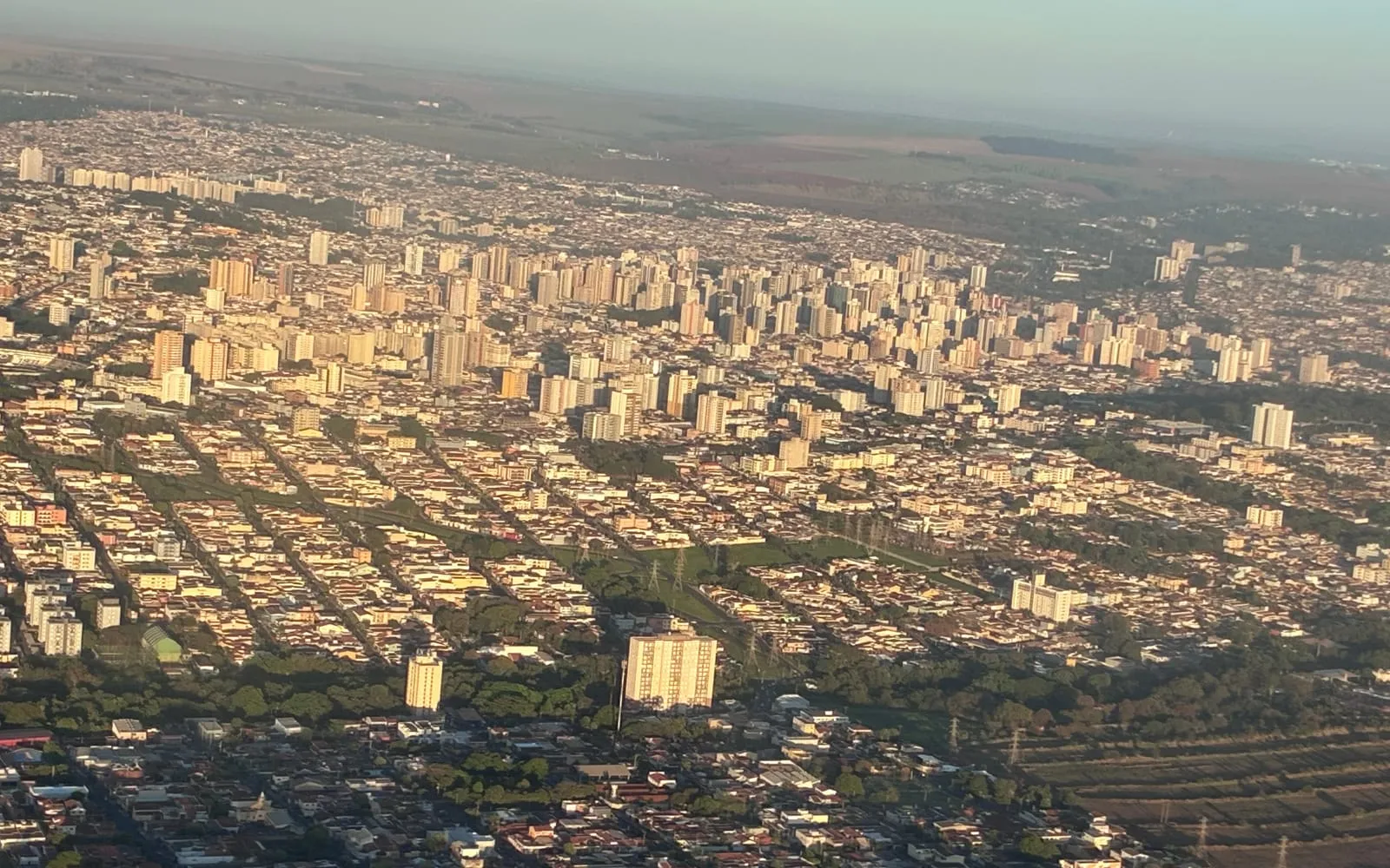 Vista aérea do centro expandido de Ribeirão Preto (SP)