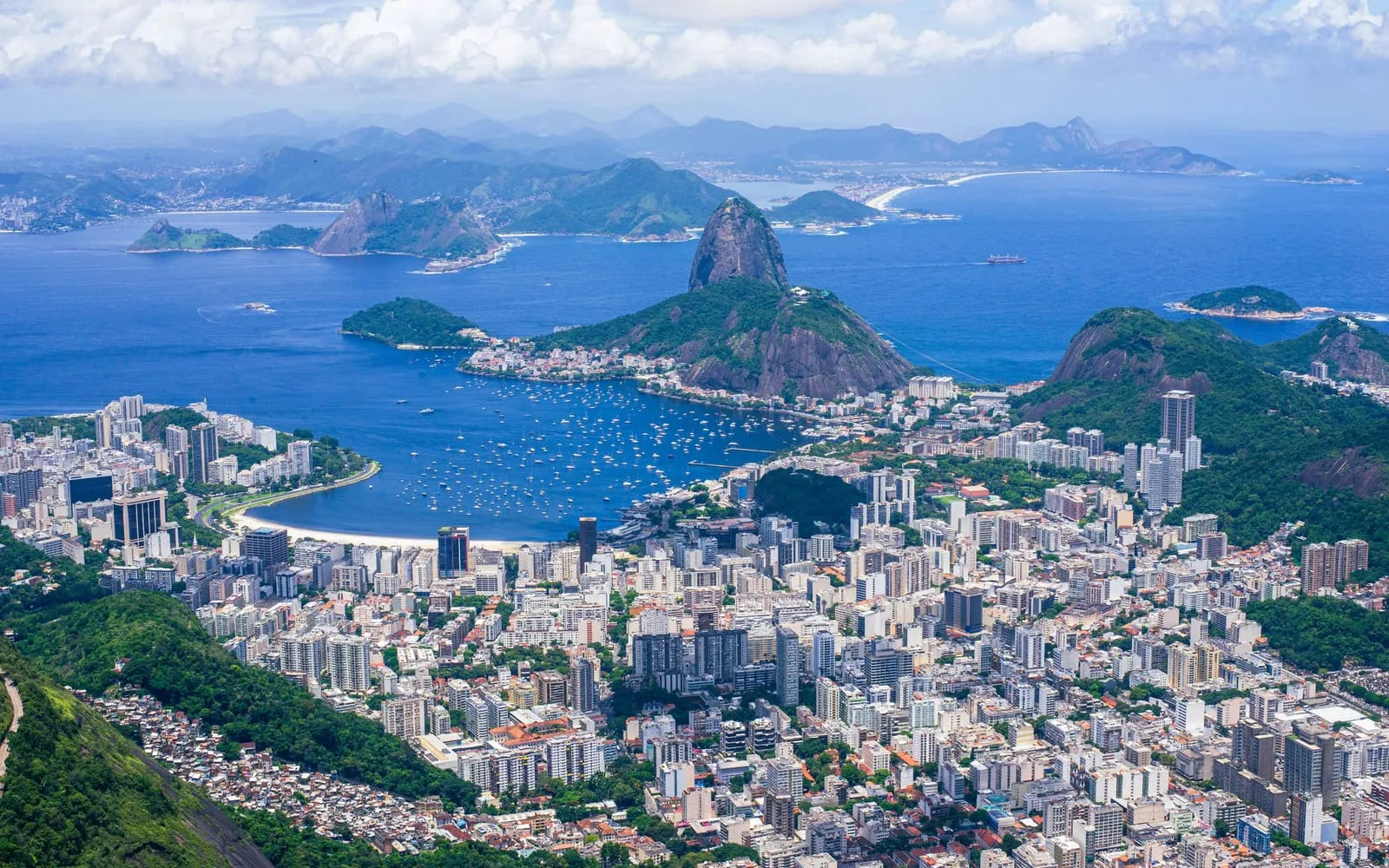 Vista aérea do Pão de Açúcar e da cidade do Rio de Janeiro (RJ)