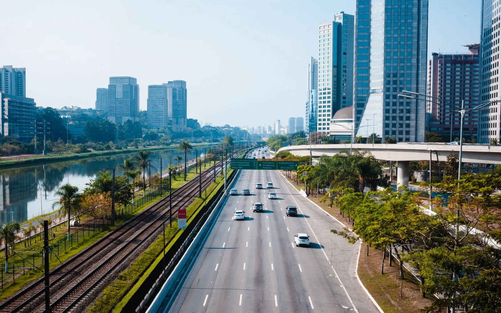 Vista aérea da Marginal Pinheiros e dos edifícios da Zona Oeste de São Paulo